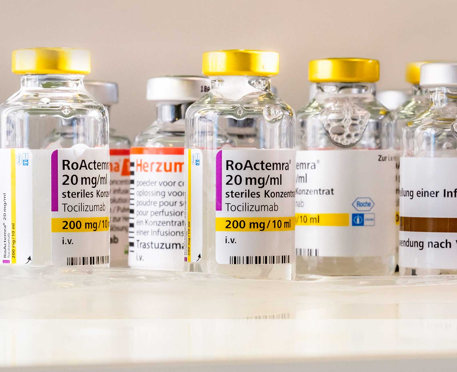 Mehrere Medikamenten-Fläschchen stehen nebeneinander