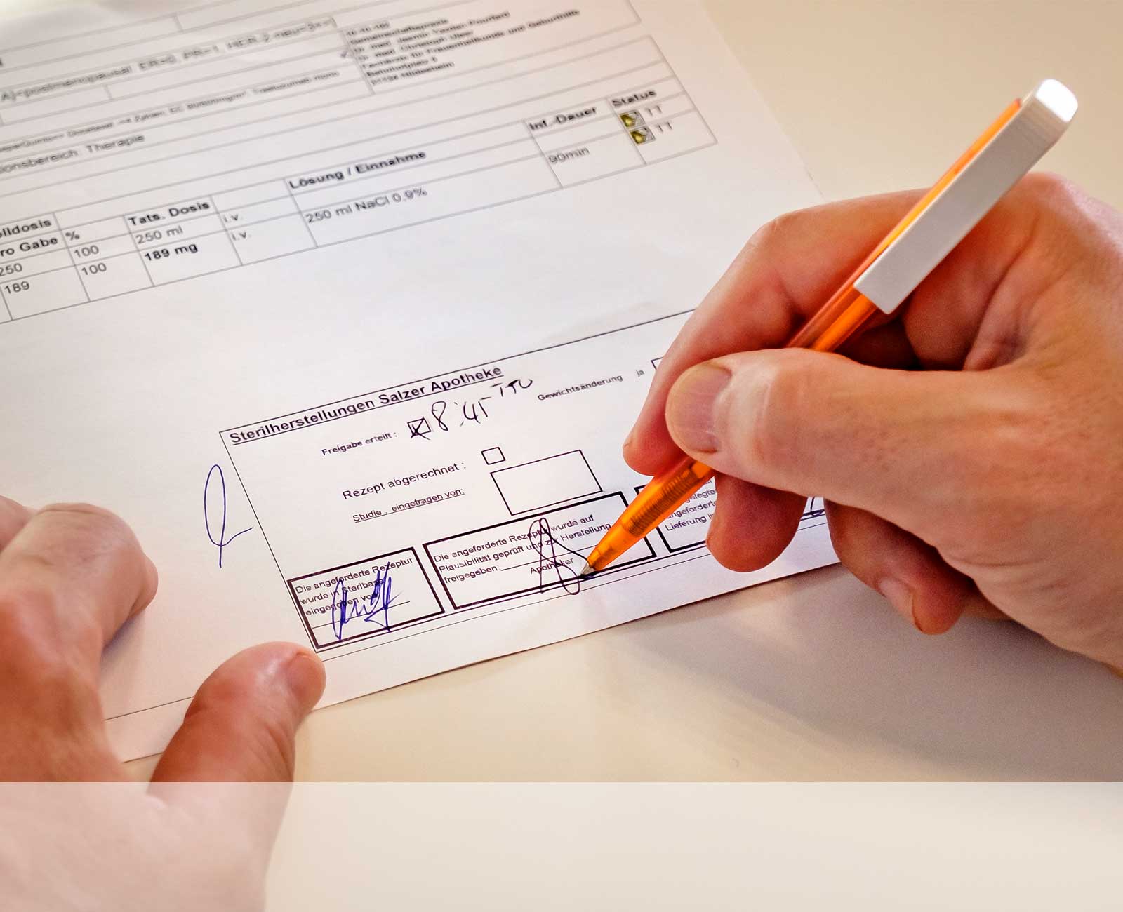 Ein Bereich auf einem Zettel mit der Überschrift "Sterilherstellung Salzer-Apotheke" wird unterschrieben.